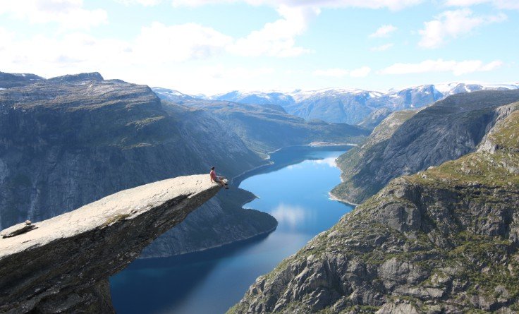 A a simple portfolio and blog, built in next with tailwind css built with modern frontend techniques for responsive and reusable UI.